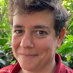 Rebecca Drysdale 飾演 Amy