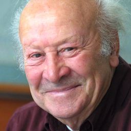 Leon Niemczyk 飾演 Radio speaker (voice) (uncredited)