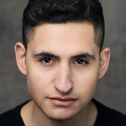 Amir El-Masry 飾演 Omar