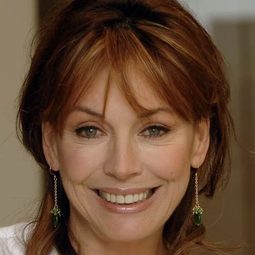 Lesley-Anne Down 飾演 Anne Kingston