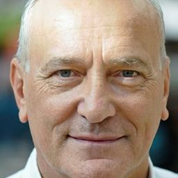 西門·葛瑞爾 飾演 Captain Barnacles (Voice)