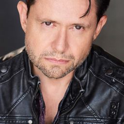 Scott Butler 飾演 Fred