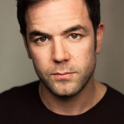 亞倫·麥克卡斯克 飾演 Bridges