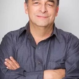 Álvaro Bayona 飾演 Jorge Espinosa