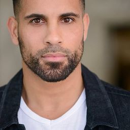 Serag Mohammed - 六條道路通日落演員 飾演Agent Franco