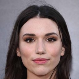 姬絲芙頓 飾演 Sandy Berzins