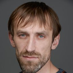 Viktor Chuprov 飾演 Train Waiter