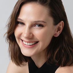 Alina Boz 飾演 Ada