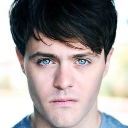 喬伊·巴堤 飾演 Jaskier / Young Jaskier (voice)