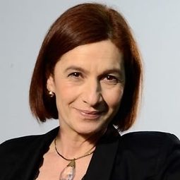 圖娜·杜維克 飾演 Doutora Carminda