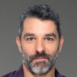 Petros Lagoutis 飾演 George