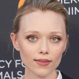 伊凡娜莎克諾 飾演 AMELIA