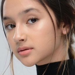 Olivia Morrison 飾演 Dinda