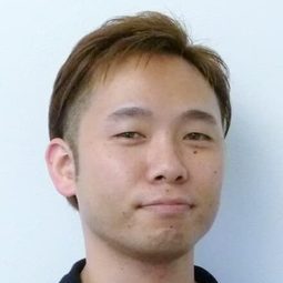 阪本一也 飾演 Sakamoto, employé du café