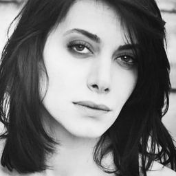 Alessandra Scirdi 飾演 Nunzia