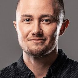 Elz Carrad 飾演 Caz Davis