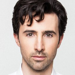 Josh Zuckerman 飾演 Brendan