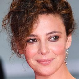 潔思敏·婷卡 飾演 Allegra