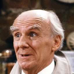 Douglas Seale 飾演 Sultan (voice)