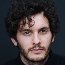 Mat Vairo 飾演 Jeremy