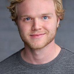 Joe Adler 飾演 Red