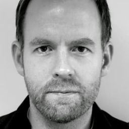 Tom Aksel Mathisen 飾演 Sponsor Man