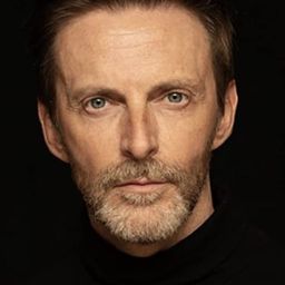 Ramón Esquinas 飾演 Abuelo