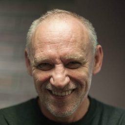 Alexandr Mavrits 飾演 Coach