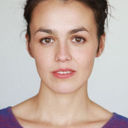 Lucie Heinze 飾演 Melli