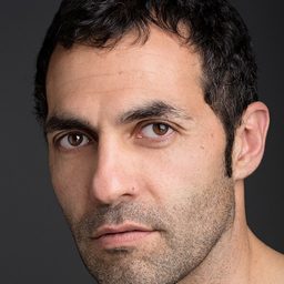 Mario de la Rosa 飾演 Fireman