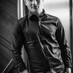 Sebastian Hiort af Ornäs 飾演 Kevin