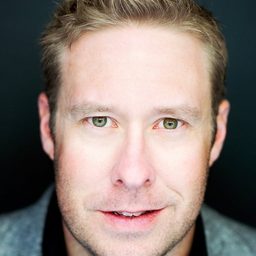 Ben Wood 飾演 Mick