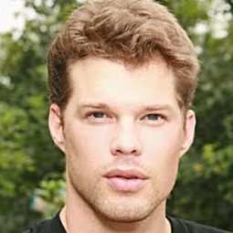 Will Toale 飾演 Young Male Cop