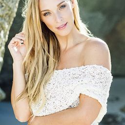 Jade Hubner 飾演 Super Foxy Girl