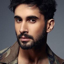 Lakshya Lalwani 飾演 Amrit Rathod