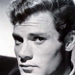 Christian Marquand 飾演 Victor