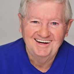 Mick Muldoon 飾演 Newsstand Operator