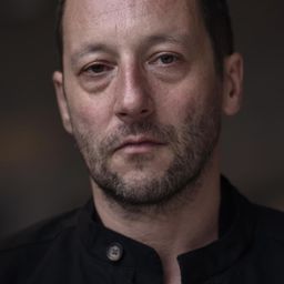 Oliver Broumis 飾演 Fritz