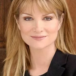 Elizabeth Lambert 飾演 Julie