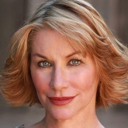 Caroline Williams 飾演 Amanda