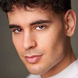 Michael Pereira 飾演 Ivan