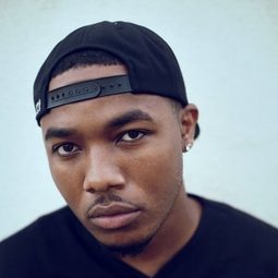 Cody Osagie 飾演 Cozz