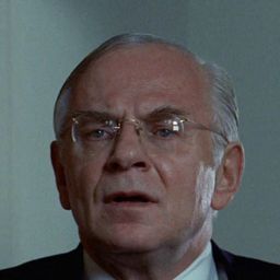 Rudolf Schündler 飾演 Karl