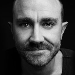 Josh McConville 飾演 Janusz Wojcik