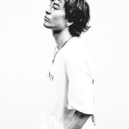 鐮田樹音 飾演 hide