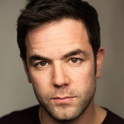 亞倫·麥克卡斯克 - 星際黑網演員 飾演Bridges