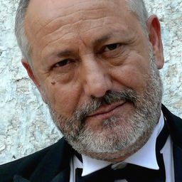 Vasjan Lami 飾演 Roadblock Cop