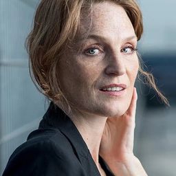 Katja Lechthaler 飾演 Doctor Birke