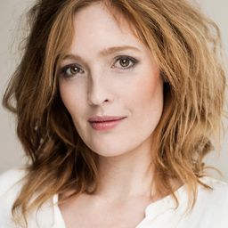 Julie Agnete Vang 飾演 Mona