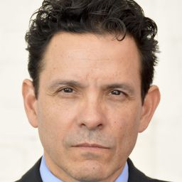 Jaime Gomez 飾演 Dad